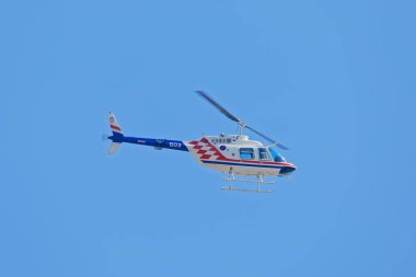 KNIN, CROATIA - 5 Ağustos 2018: Bir Bell 206B polis helikopteri askeri harekat sırasında havada asılı duruyor.