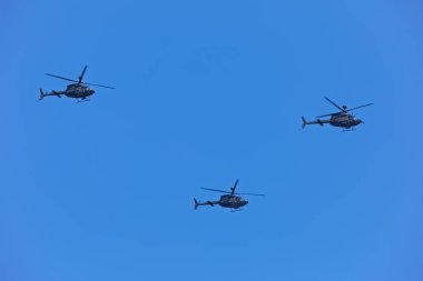 KNIN, CROATIA - 5 Ağustos 2018: Fırtına Operasyonu sırasında üç OH-58D Kiowa Savaşçısı helikopteri düzenlendi.