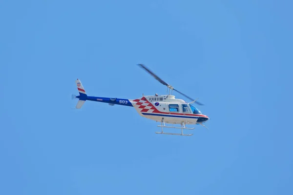 Knin Croatia Agosto 2018 Helicóptero Polícia Bell 206B Pairando Durante — Fotografia de Stock