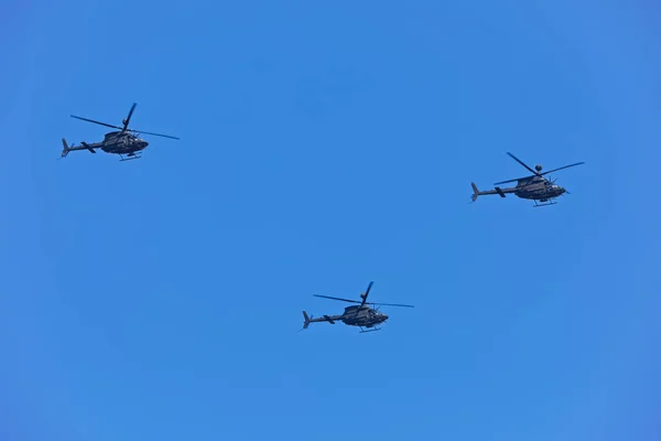 Knin Croacia Agosto 2018 Tres Helicópteros Kiowa Warrior 58D Formación —  Fotos de Stock