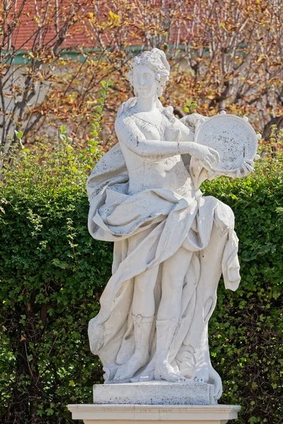 Wiedeń Austria Września 2018 Posąg Kobiety Bębnem Grzechotnym Parku Zabytkowego — Zdjęcie stockowe