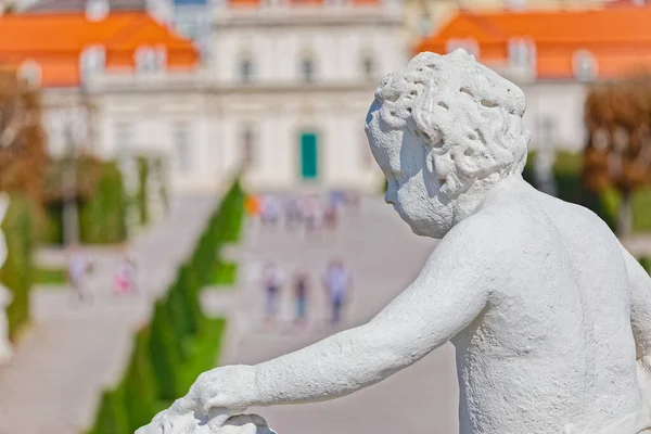 Vienna Áustria Setembro 2018 Estátua Menino Parque Edifício Histórico Belvedere — Fotografia de Stock