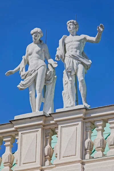 Wiedeń Austria Września 2018 Dachowe Posągi Mężczyzny Kobiety Zabytkowym Budynku — Zdjęcie stockowe