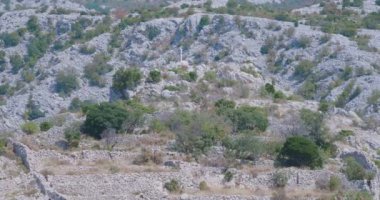 Dağ manzaralı Velebit Kanalı manzarası ve haçlı sığınak.