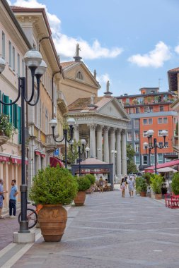 SAN DONA DI PIAVE, ITALY - 28 Temmuz 2023: Corso Silvio Trentin caddesinin manzarası.