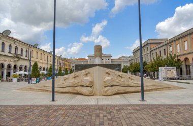 SAN DONA DI PIAVE, ITALY - 28 Temmuz 2023: Giannino Ancillotto 'nun anıtı Piazza Indipendenza' nın merkezinde açık bir yaz gökyüzü altında.