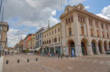 SAN DONA DI PIAVE, ITALY - 28 Temmuz 2023: Uzaktaki kafeleri ile Corso Silvio Trentin Caddesi 'nin hareketli atmosferi.