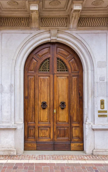 SAN DONA DI PIAVE, ITALY - 28 Temmuz 2023: Corso Silvio Trentin caddesi boyunca süslü ahşap kapılar görüldü.