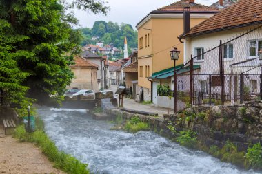 TRAVNIK, BOSNIA VE HERZEGOVINA - 3 Haziran 2023: Plava Voda pınarının tarihi kente doğru akan manzarası.
