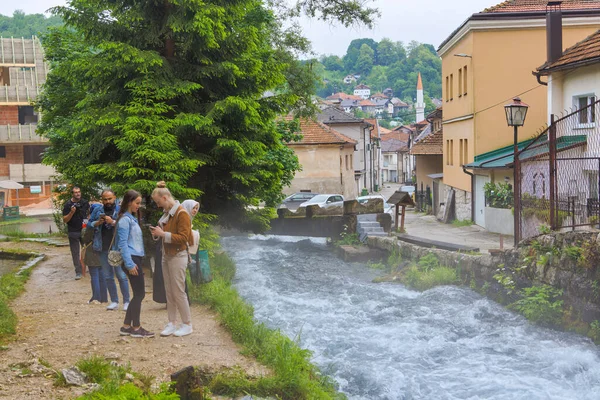 Travnik Bosnia Herzegovina Czerwca 2023 Panoramiczny Widok Zwiedzających Słynną Błękitną — Zdjęcie stockowe