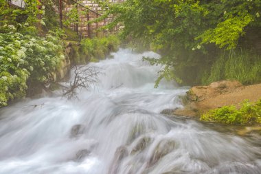 Plava Voda pınarından yükselen ruhani sis büyüleyici bir uzun pozlama sahnesiyle.