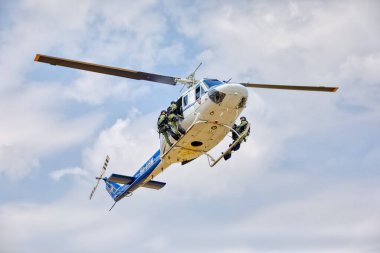 VARAZDIN, CROATIA - 21 Temmuz 2018: Agusta Bell AB 212ASW polis helikopterinden halatlarla inen özel polis birimleri.