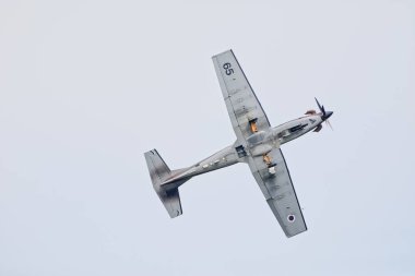 VARAZDIN, CROATIA - 21 Temmuz 2018: Slovenya Hava Kuvvetleri Pilatus PC-9M Varazdin hava gösterisi sırasında gökyüzünde yükseldi.