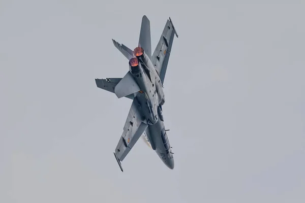 Croatia 2018年7月21日 スペイン空軍Ef 18Aホーネットジェット機がヴァルザディン航空ショー中に空を横断する — ストック写真