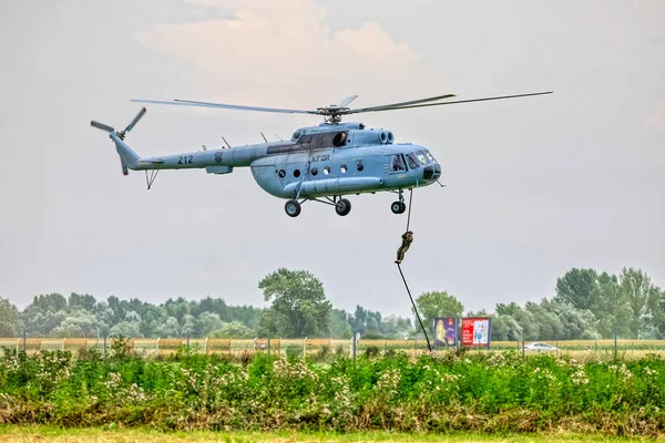 Varazdin Croatia 2018年7月21日 克罗地亚军用Mil 8直升机与一名特警一起在空中表演时悬挂在绳子上 — 图库照片