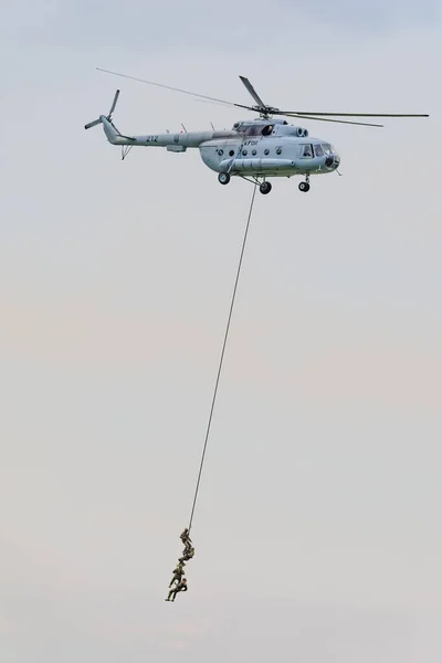 Varazdin Croatia 2018年7月21日 克罗地亚军用Mil 8直升机与一名特警一起在空中表演时悬挂在绳子上 — 图库照片