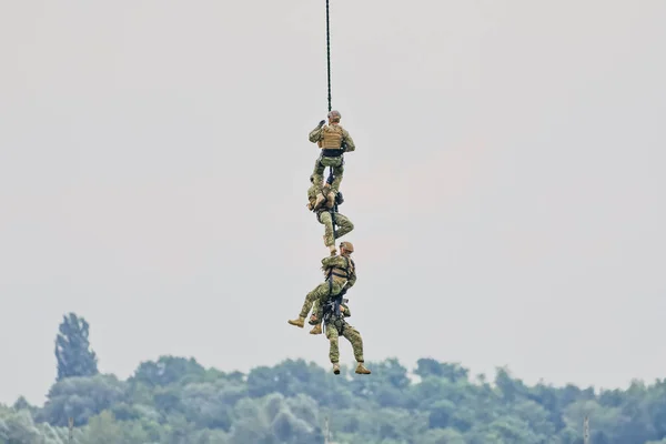 Varazdin Kroatien Juli 2018 Vier Spezialpolizisten Steigen Mit Seilen — Stockfoto