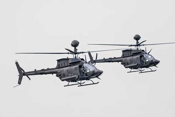 Varazdin Croatia 2018年7月21日 克罗地亚军用飞越的两架Oh 58D基奥瓦勇士直升机在航空展上的表演 — 图库照片