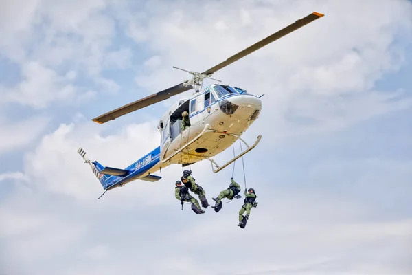 Varazdin Croatie Juillet 2018 Des Policiers Spéciaux Descendent Hélicoptère Agusta — Photo