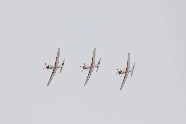 ヴァルザディン クロアチア 2018年7月21日 ストーム エアロバティック チームの翼が上空を飛行ショー中に3機の航空機を巧みに操縦する — ストック写真