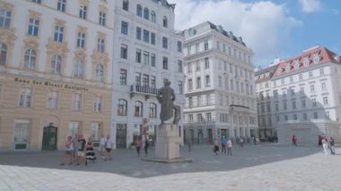 VİANNA, AUSTRIA 7 Eylül 2018 Judenplatz Meydanı 'ndaki eski binaların önünden el bilgisayarı yürüyüşü.