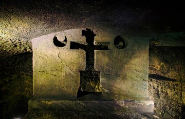 JAJCE, BOSNIA VE HERZEGOVINA - 2 Haziran 2023: Jajce 'deki tarihi Hristiyan Yeraltı Mezarlığı' nın iç görünümü, eşsiz bir yeraltı şapeli.