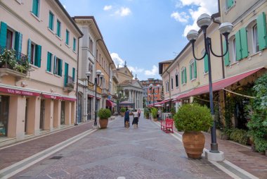 SAN DONA DI PIAVE, ITALY - 28 Temmuz 2023: Corso Silvio Trentin caddesinin manzarası.