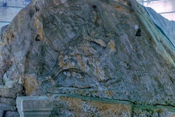 Jajce Bosnia Herzegovina 2023年6月2日 保護されたランドマーク 古代ローマ ミトラ神殿の考古学的な場所を探検する訪問者 — ストック写真