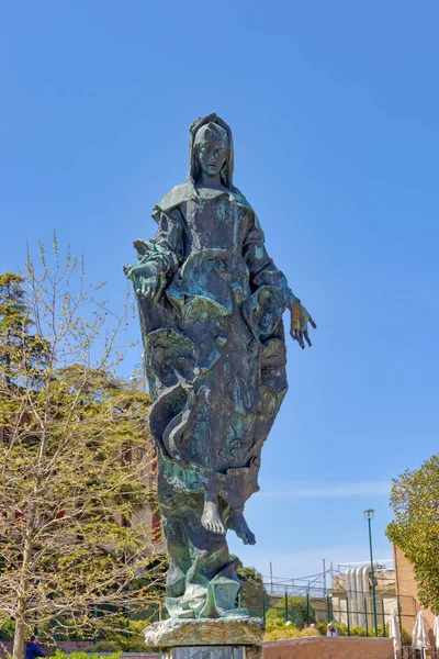 Venice Italië April 2023 Maagd Maria Bronzen Beeld Tegen Een — Stockfoto