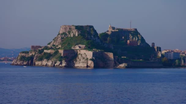 コルフギリシャの人工島に建てられた歴史的なヴェネツィアの要塞によるセーリングの海の景色 — ストック動画