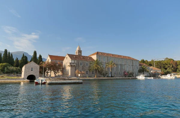 Korcula Croácia Junho 2020 Uma Vista Serena Mar Mosteiro Franciscano — Fotografia de Stock