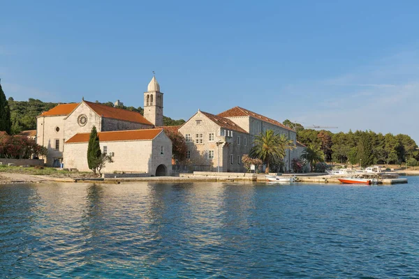 Korcula Croácia Junho 2020 Uma Vista Serena Mar Mosteiro Franciscano — Fotografia de Stock
