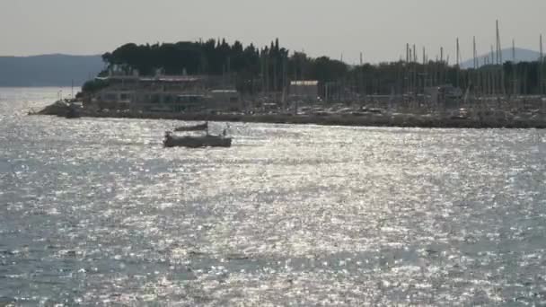 Split Croatia 2020年6月24日 一艘帆船在一个繁忙的码头前航行 在进入之前在防波堤上空盘旋 — 图库视频影像