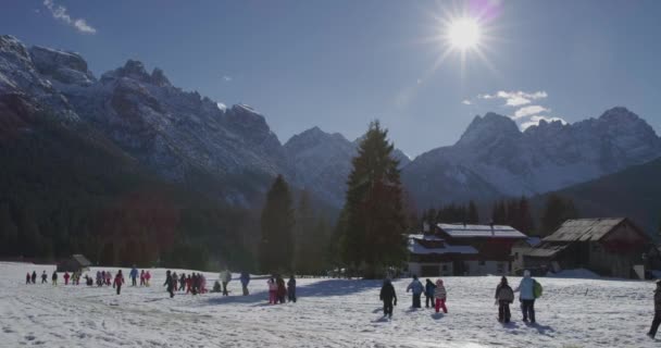 Sappada Itálie Února 2019 Děti Kráčejí Řadě Sněhem Dolomitskými Štíty — Stock video