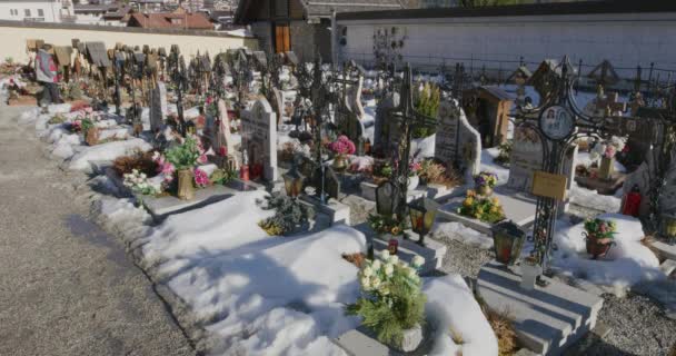 Sappada Italia Febrero 2019 Cementerio Sereno Situado Detrás Iglesia Católica — Vídeos de Stock