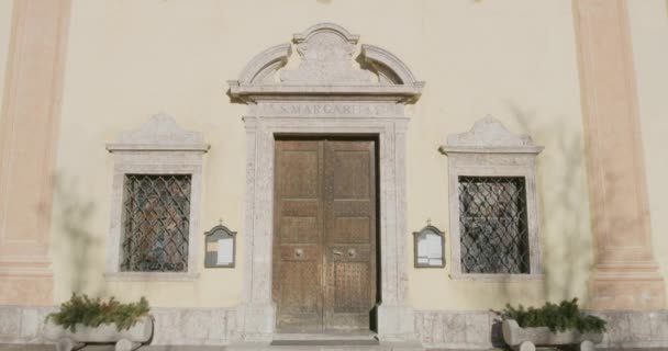 Chiesa Cattolica Santa Margherita Pittoresco Villaggio Con Movimento Della Telecamera — Video Stock