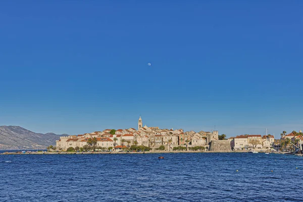 2021年4月24日 在没有游客和游艇的大流行病期间 克罗地亚科拉科拉卡 岛上中世纪古城中心的全景 — 图库照片