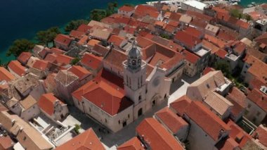 Hırvatistan 'ın Dalmaçya bölgesindeki Korcula kentindeki Eski kent katedralinin hava görüntüleri