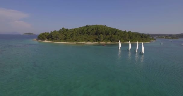 Повітряна Перспектива Гонки Яхті Біля Острова Бадія — стокове відео