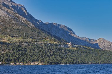 Korcula 'dan Peljesac' ın panoramik manzarası tarihi manastırı ve Meleklerin Hanımı Kilisesi 'ni vurguluyor..