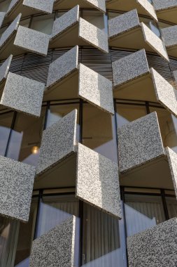 Tiran şehir merkezinde modern mimari, geometrik karelerle karışık olarak tasarlanmış bir bina cephesini gözler önüne seriyor.