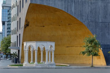 TİRAN, ALBANIA - 30 Eylül 2019: Şehir merkezindeki altın kubbenin altında modern bir bina inşa edilmiş Kaplan Paşa Mezarı.