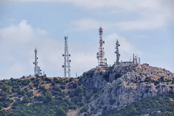 Antenne Torens Een Rotsachtige Heuvel Met Een Scala Aan Zenders — Stockfoto