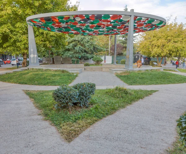 ティラナ アルバニア 2019年9月30日 ティラナ市中心部の友好記念碑は 多色のディスクで満たされたカラフルな円形アーチを展示しています — ストック写真