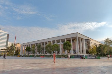 TİRAN, ALBANIA - 30 Eylül 2019: İskenderbeg Meydanı 'ndaki Kültür Sarayı.