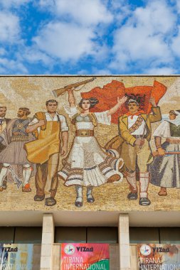TIRANA, ALBANIA - 30 Eylül 2019: İskenderbeg Meydanı 'ndaki Ulusal Tarih Müzesi cephesinde ayrıntılı mozaik sanat çalışması.