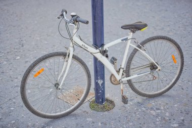 TIRANA, ALBANIA - 20 Ekim 2019: Bisiklet İskenderbeg Meydanı 'ndaki bir aydınlatma direğine bağlandı.