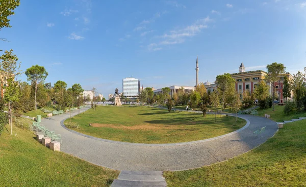 Tirana Albânia Setembro 2019 Parque Europa Com Suas Passarelas Atrás — Fotografia de Stock