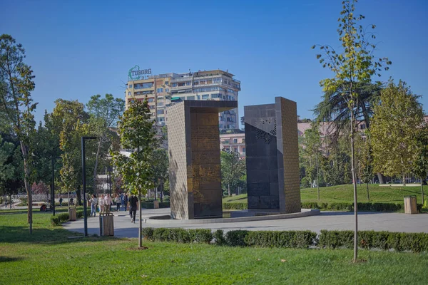 アルバニアのティラナ 2019年10月20日 モニュメント100年の独立記念館を代表する公園の現代彫刻 — ストック写真