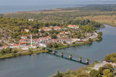 Buna Köprüsü, Kazım Paşa 'nın Osmanlı döneminde yaptırdığı, Buna Köprüsü Camii' ni birbirine bağlayan.